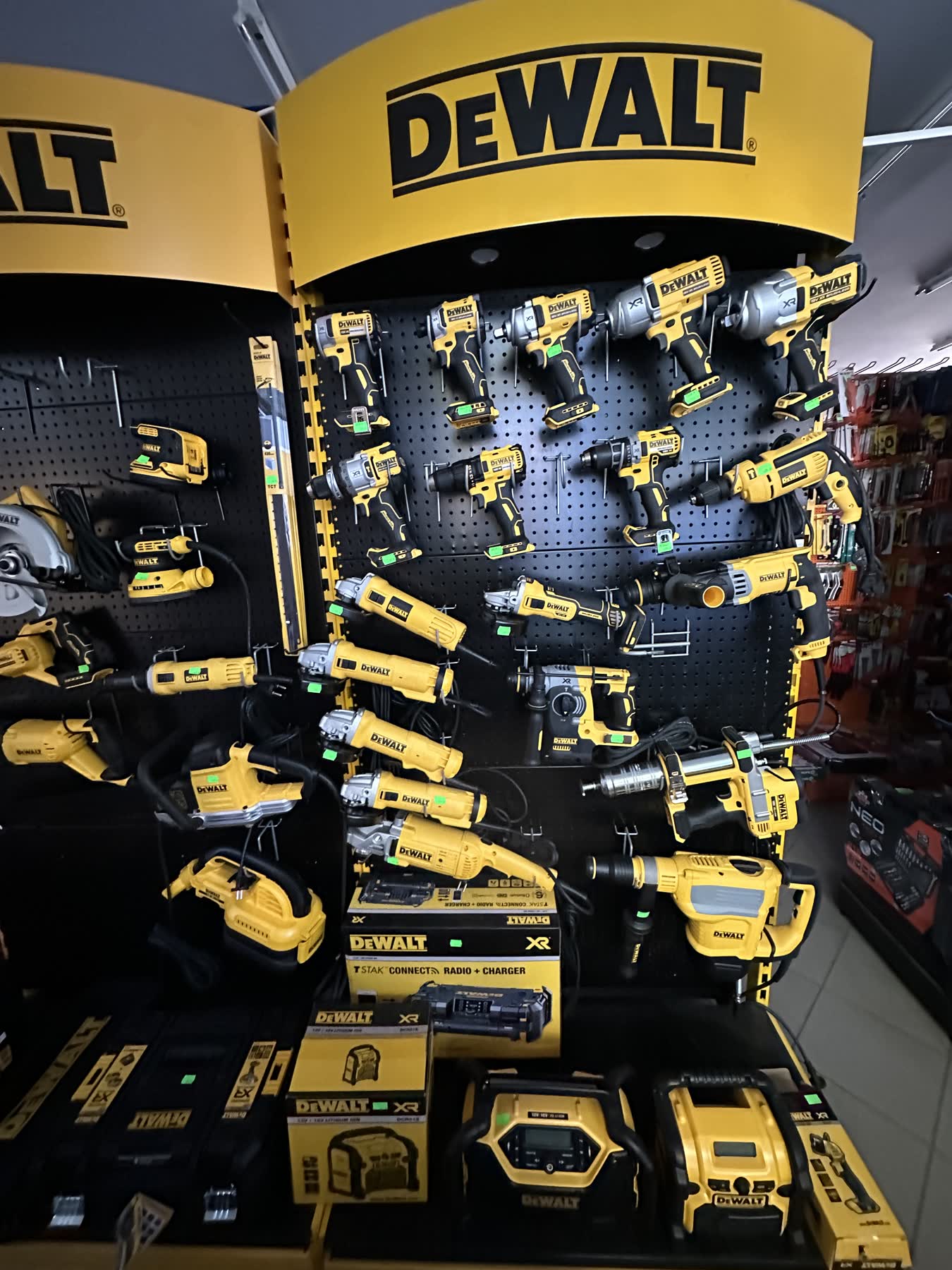 Ekspozycja elektronarzędzi DeWALT w sklepie TOP
